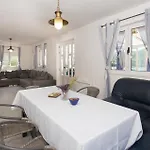 Feriehus 3 Bedroom Beautiful In Rogoznica (Sibenik-Knin)